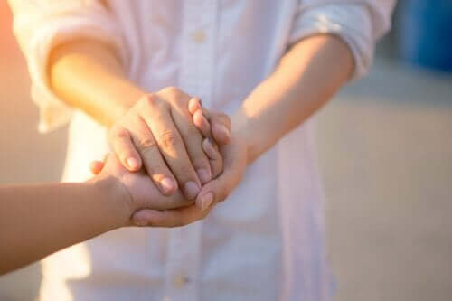 Prosoziales Verhalten - zwei Menschen halten sich die Hände