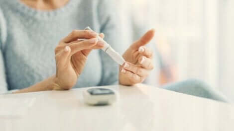 Gibt es emotionalen Diabetes? - Frau nimmt sich Blut ab