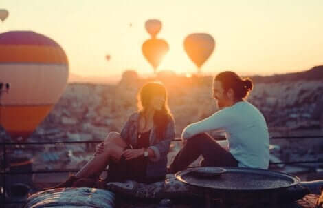neue Beziehung - Paar beobachtet Heißluftballons