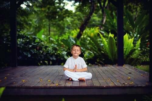 Friedensecke - meditierendes Kind