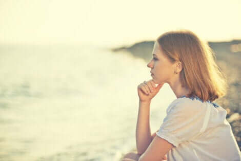 Gewissenhaftigkeit - Frau sitzt am Meer