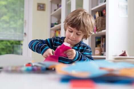 Permissive Kindererziehung - spielendes Kind