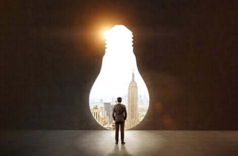 Positives Reframing - Mann betrachtet eine Stadt durch Öffnung in Form einer Glühbirne