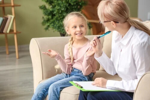 Ein Kind bei der Kindertherapeutin auf dem Sofa macht den WISC-Test.