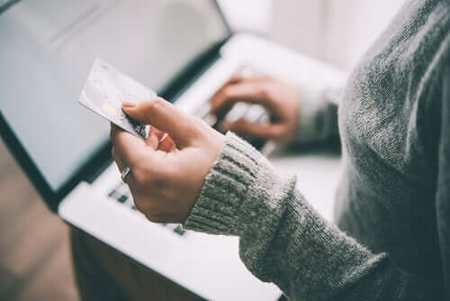 Bei Kreditkarten-Promotions werden oft Informationen außen vor gelassen