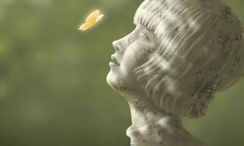 Mädchen aus Stein sieht einen Schmetterling.