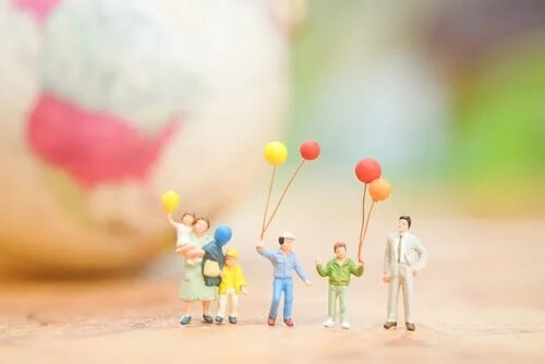 Eine Miniatur-Familie steht symbolisch für Familienmythen.