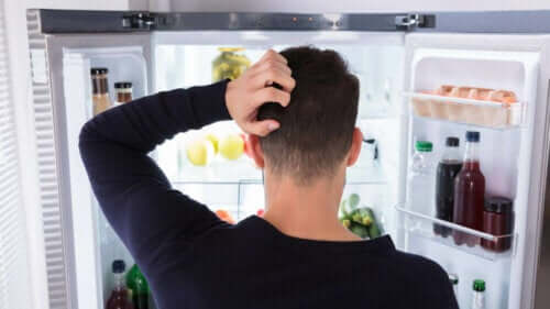 Frustessen - Mann vor Kühlschrank