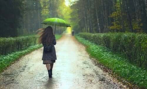 Die Situation könnte schlimmer sein - Frau im Regen