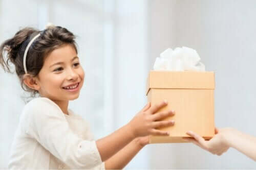 Emotionale Geschenke - Mädchen erhält Präsent