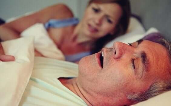 Schlafapnoe - Frau neben schlafendem Mann