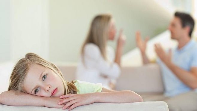 mit deinem Partner- Eltern streiten vor ihrem Kind