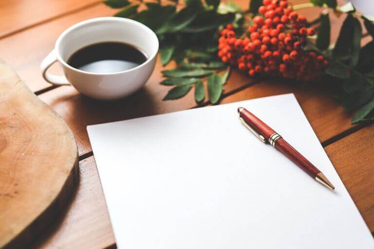 therapeutische Schreibübungen - Kaffee und Blatt Papier
