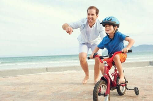 Emotionale Geschenke - Vater mit Sohn beim Fahrradfahren