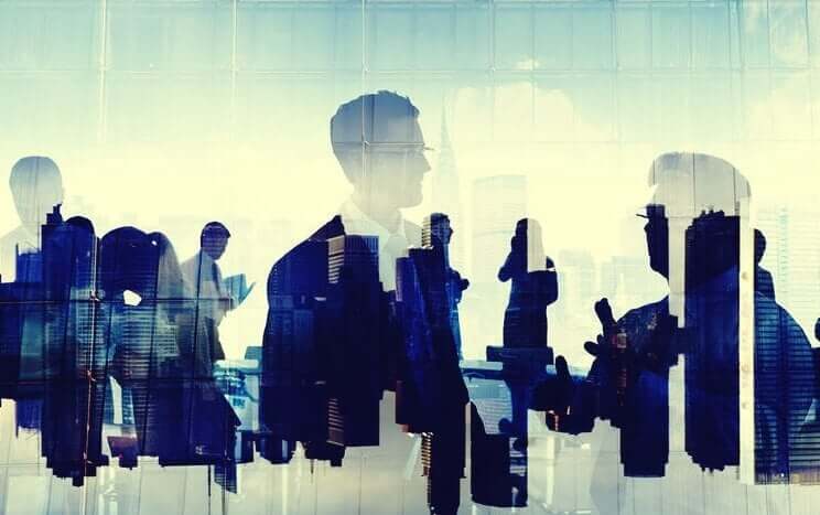 Persönlichkeitstests - Skyline und Menschen