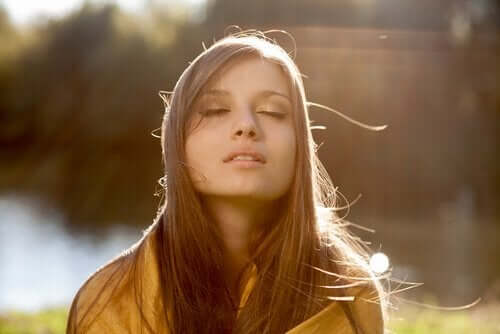 Intelligenter Umgang - Frau mit geschlossenen Augen