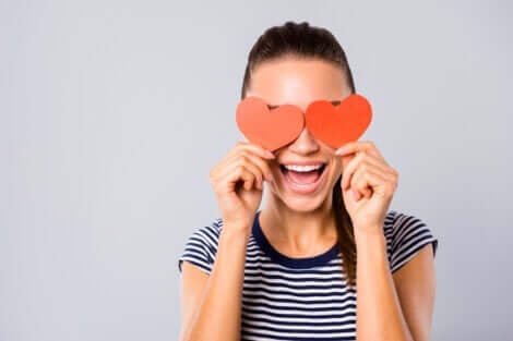 Herzen vor den Augen ist wie jemanden auf ein Podest stellen