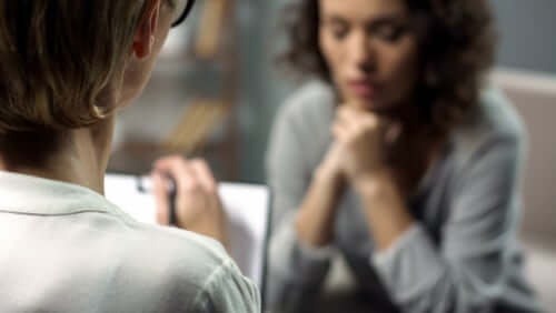 Medikamente helfen, aber letztlich bewirken die Psychotherapie und verschiedene Expositionsübungen einen wahren Unterschied bei Panikattacken
