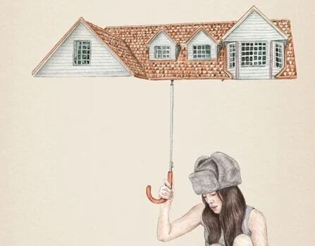 Frau, die von ihrem Regenschirm in Form eines Daches geschützt ist.