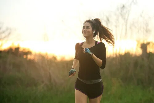 Eine Frau geniesst das Laufen.