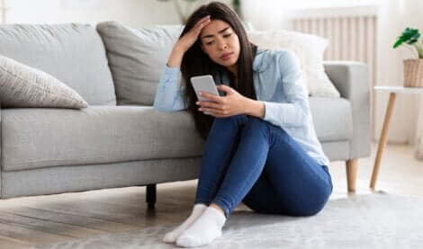 Frau beim Doomscrolling