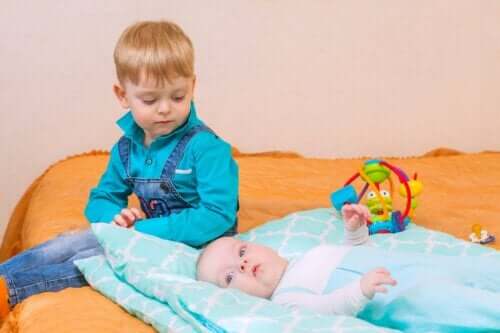 Eifersucht bei Kindern - zwei Geschwister