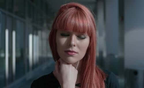 Gehirn trainieren - Frau mit geschlossenen Augen