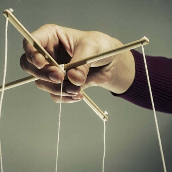 Guantanamo - Hand mit Marionettenschnüren