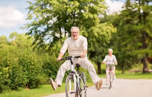 Altersfreundliche Städte - Paar fährt Fahrrad