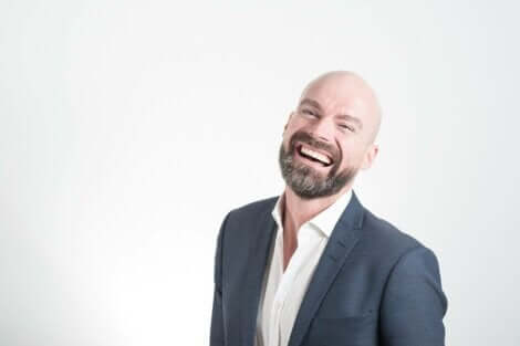 charismatische Persönlichkeit - lächelnder Mann