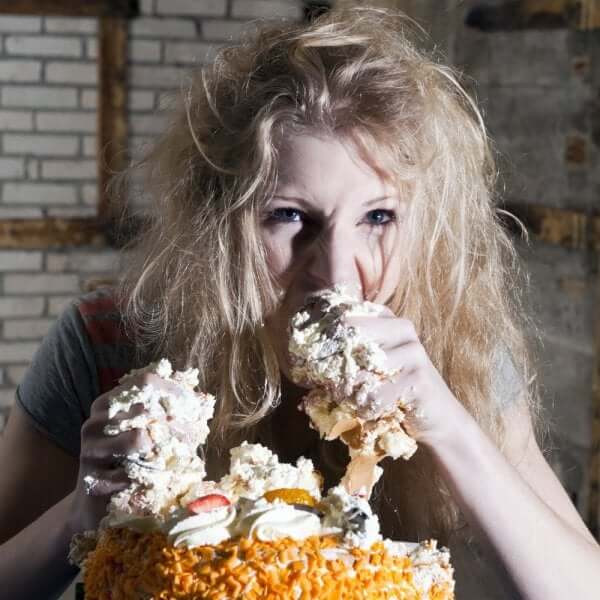Warum isst du mehr - Frau isst Torte mit den Händen