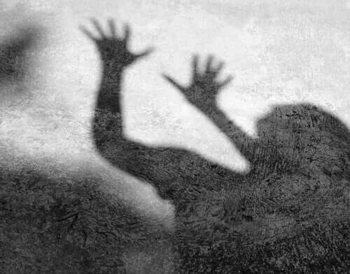 Guantanamo - Schatte einer ängstlichen Person