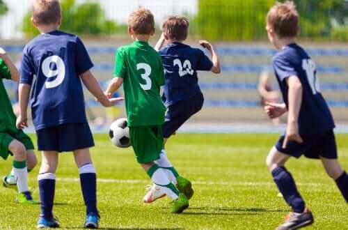 Mannschaftssport - Kinder beim Fußballspielen