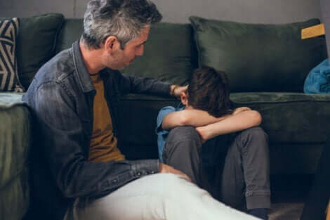 -Mit einem Kind über den Tod sprechen - Vater tröstet seinen Sohn