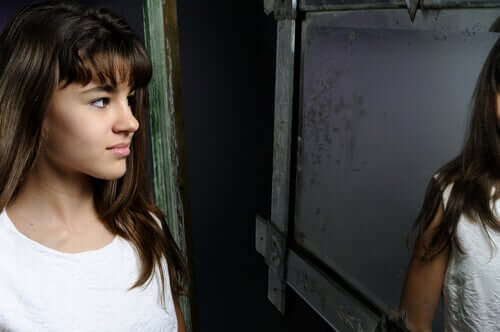 Prävention von Essstörungen - Mädchen vor dem Spiegel