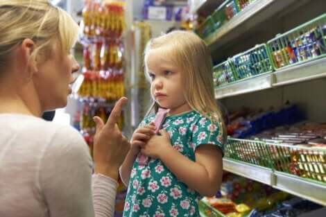 Verzogene Kinder - kleines Mädchen mit ihrer Mutter