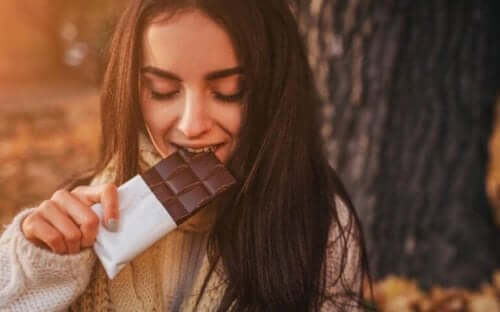 Warum isst du mehr - Frau isst Schokolade