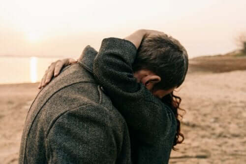 Ein Paar beim Umarmen