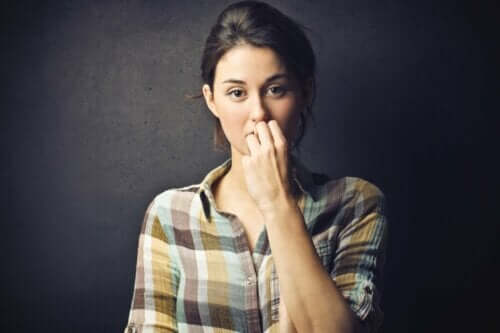 Eine Frau denkt nach