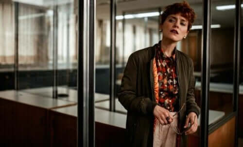 Eine scheinbar misstrauische Frau