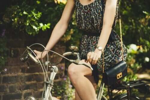 Eine Frau fährt mit dem Fahrrad
