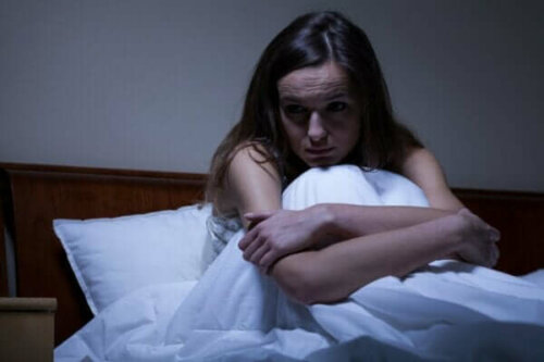 Frau hat Angstzustände bei Nacht - keine Nachtruhe