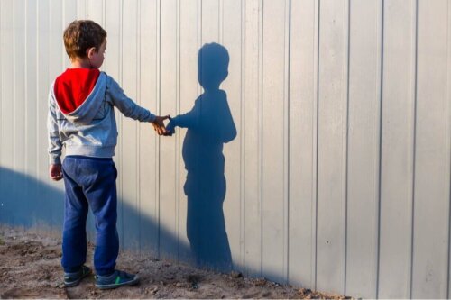 Ein Junge mit seinem Schatten