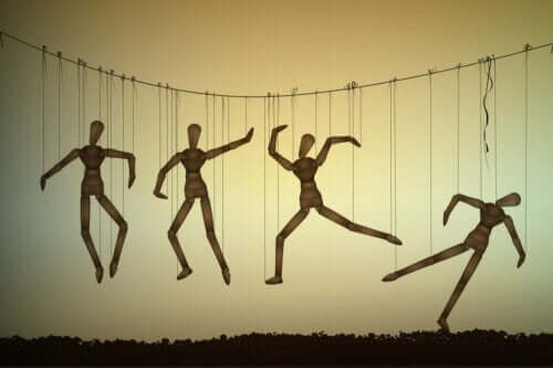 Dummies die an Schnüren hängen