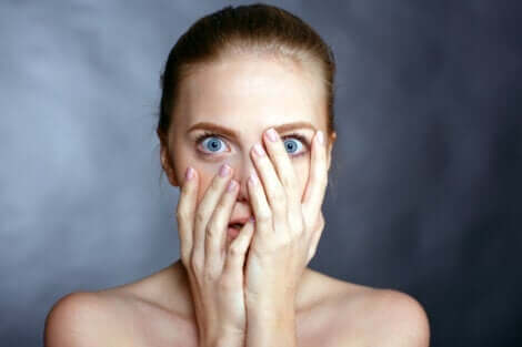 Funktion von Angst - Frau bedeckt ihr Gesicht