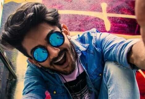 Hypomanie - Mann mit Sonnenbrille