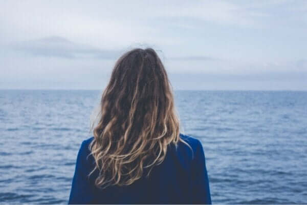 Die Angst vor dem Unbekannten - Frau am Meer