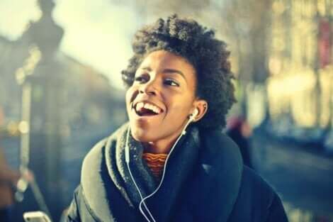 Hypomanie - Frau mit Kopfhörer