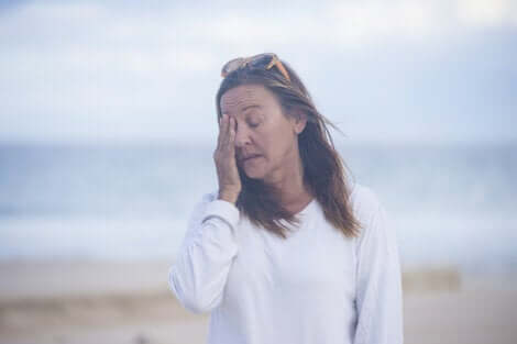 die Menopause - erschöpfte Frau am Strand