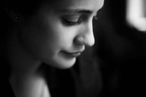 Frau schaut nach unten - Glücklicheres Leben: